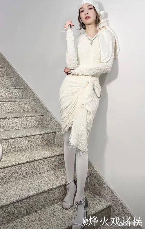 时尚风范：国内优质白色丝袜与高跟鞋的完美搭配